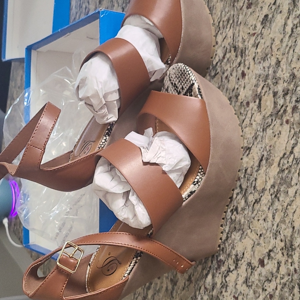 I'm selling some women heels never worn.